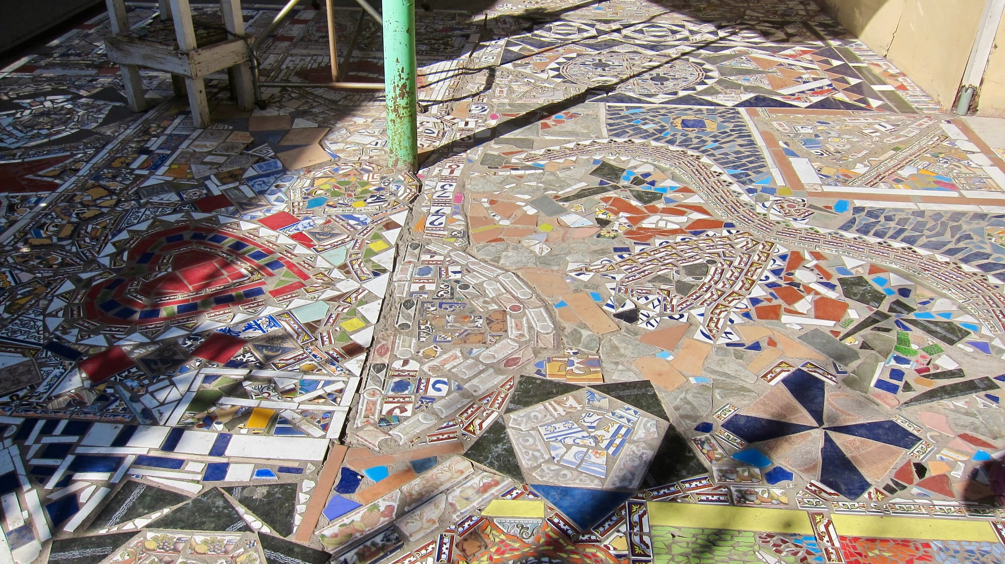 Mosaikboden mit vielen Farben und Formen
